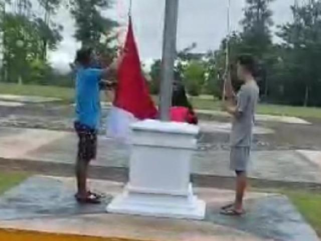 Remaja Bercelana Pendek Viral Turunkan Bendera di Riau Minta Maaf