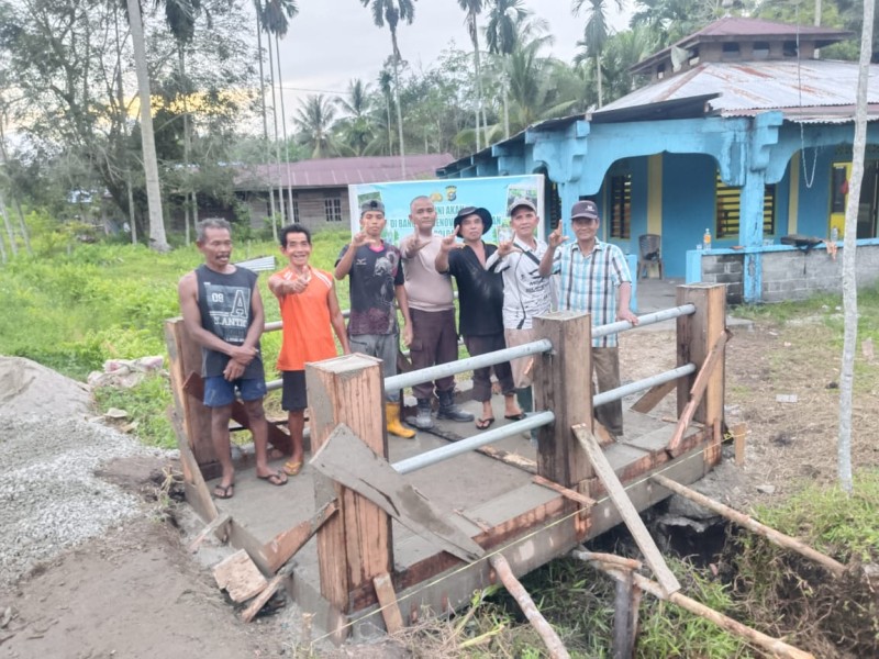 Polres Meranti dan Warga Gotong Royong Bangun Dua Jembatan Merah Putih