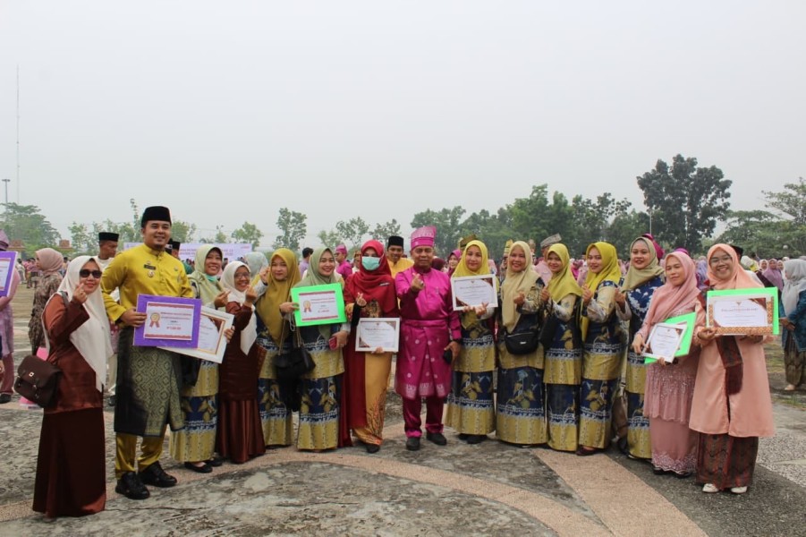 Bupati Zukri Serahkan Penghargaan kepada Pemenang Penilaian Inovasi Daerah Pelalawan 2026