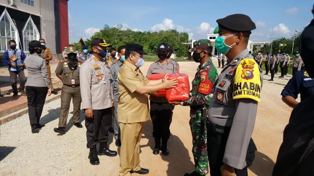 Peduli Dampak Covid-19, Kapolres dan Bupati Kepulauan Meranti Serahkan 400 Paket Sembako