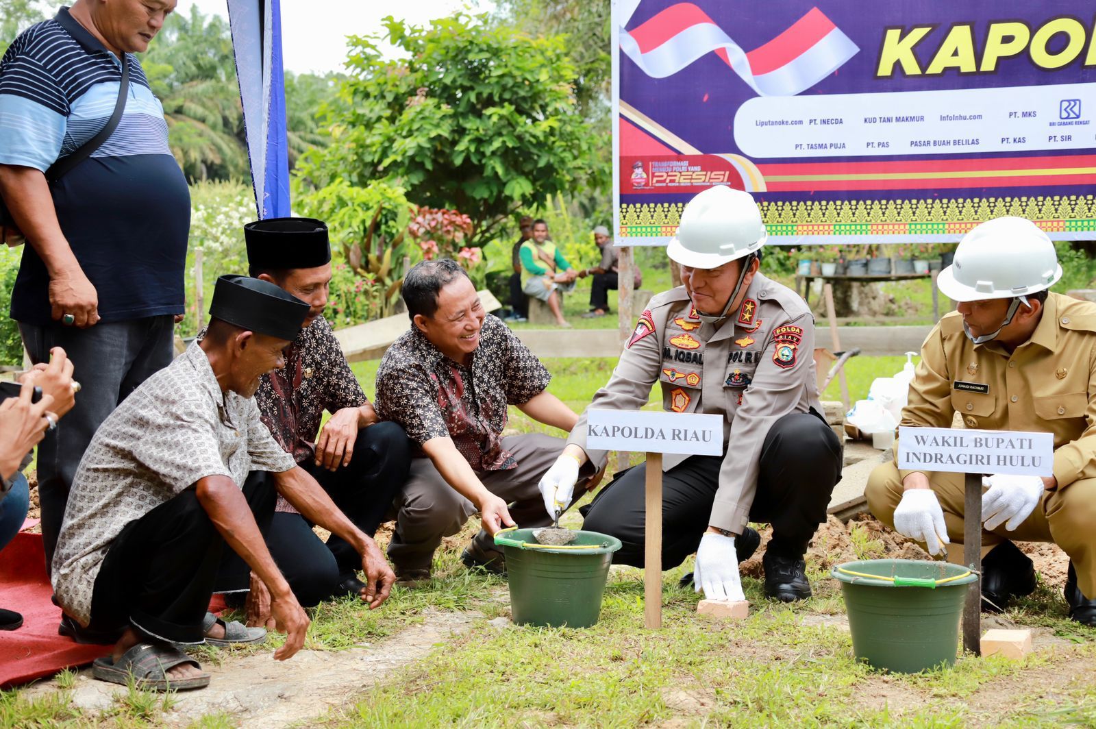 Kapolda Riau Lakukan Peletakan Batu Pertama Pembangunan Bedah Rumah Presisi