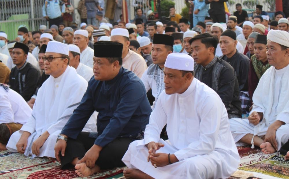 Kadivas dan Mantan Gubri Rusli Zainal Salat Idul Adha Bersama Warga Binaan