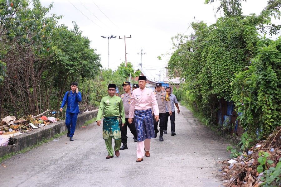 Pemkab Kepulauan Meranti Tertibkan Sampah Liar di Jalan Nelayan