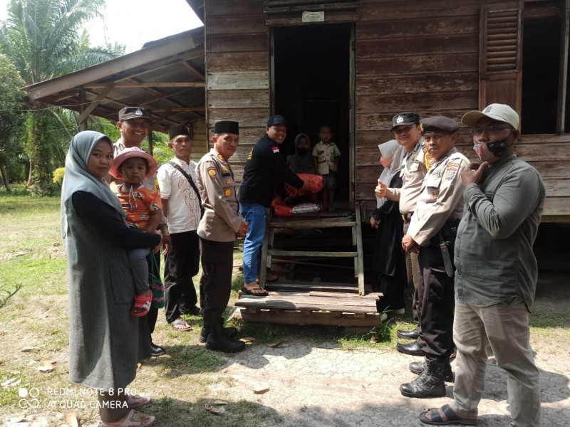 Bantuan Sobat Kamis Barokah Polsek Merbau Mengalir buat Balita Stunting di Sei Anak Kamal