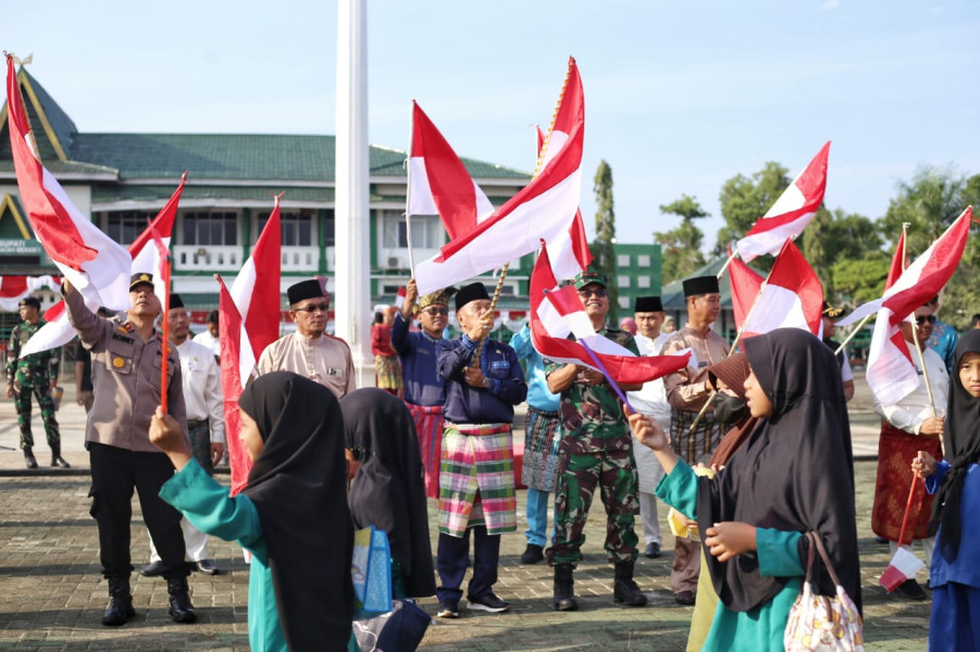 Plt Bupati Kepulauan Meranti Luncurkan Gerakan Nasional 10 Juta Bendera Merah Putih Sekaligus Lepas Pawai Gebyar Merah Putih