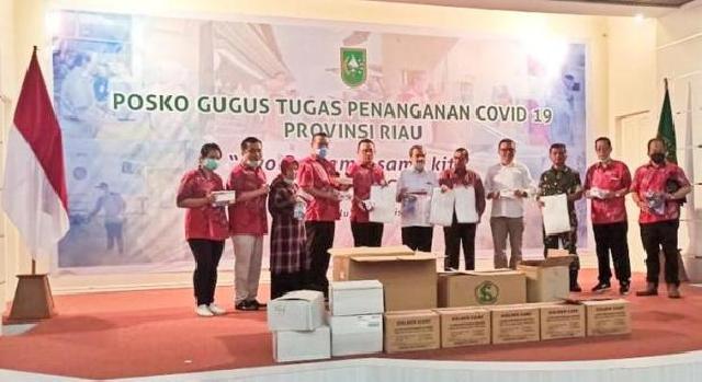 Cegah COVID-19, PSMTI Riau Serahkan Bantuan ADP