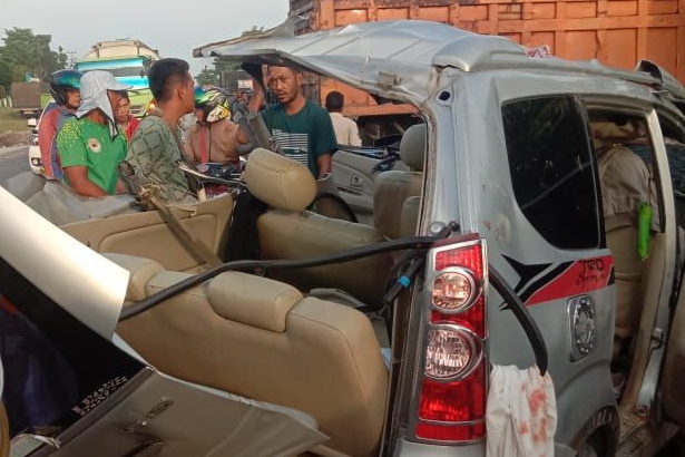 Polisi Jelaskan Kronologis Kecelakaan Maut Avanza Tabrak Truk di Kubang Kampar