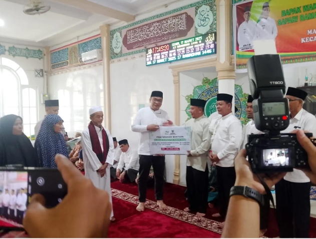 Safari Ramadan di  Masjid Raya Pekan Tebih, Wabup Syafarudin Poti Berikan Bantuan dari Pemkab