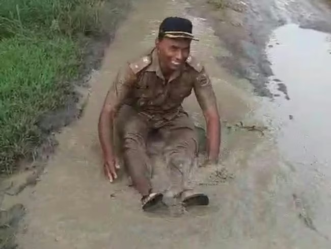 Kades di Sragen Protes Jalan Kabupaten Rusak, Nekat Mandi Lumpur Pakai Seragam Dinas