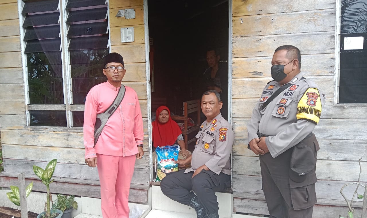 Jumat Barokah, Polsek Tebingtinggi Salurkan Bantuan buat Marikun dan Ali