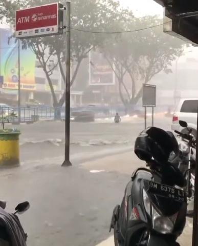 Hujan Lebat, Genangi Beberapa Jalan di Pekanbaru