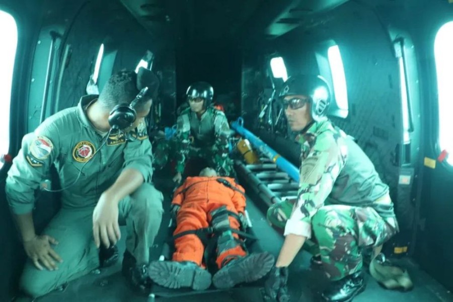 Personel Lanud Rsn Evakuasi Pilot Pesawat Usai Insiden Kecelakaan