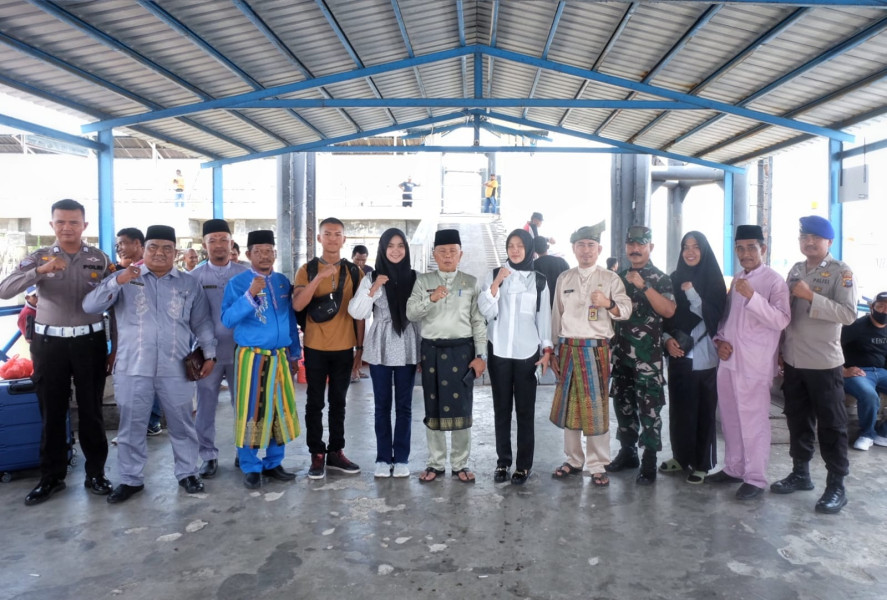 Plt Bupati Asmar Lepas Keberangkatan 3 Pelajar Meranti ke Paskibraka Riau