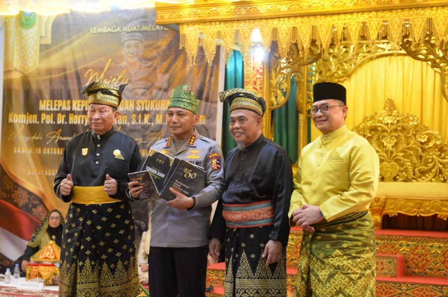 Momen Haru Pelepasan Komjen Pol Herry Heryawan Di Balai Adat LAM Riau