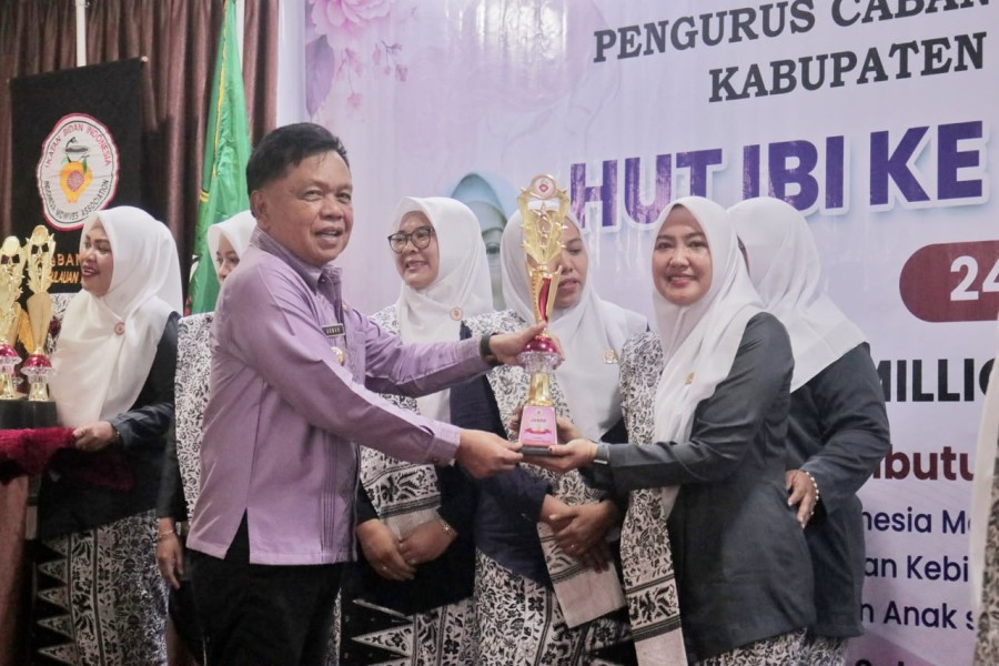 Bupati Asmar: Bidan Garda Terdepan Wujudkan Generasi Emas Indonesia 2045