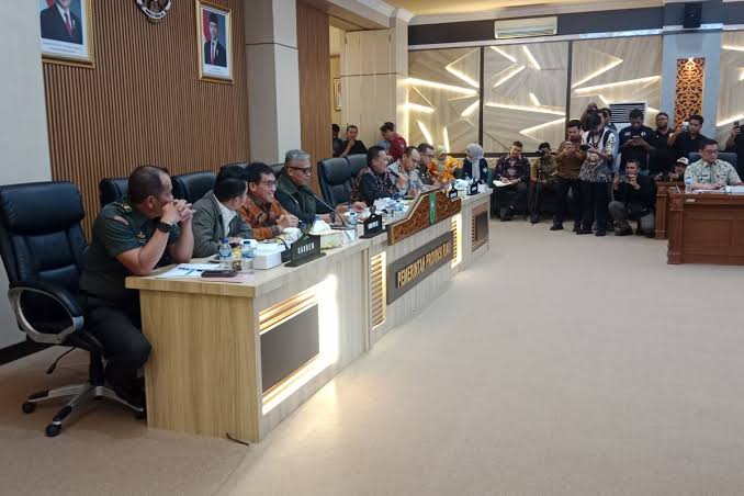 DPR Datangi Gubernur Riau Bahas Pendidikan dan Relokasi TN Tesso Nillo
