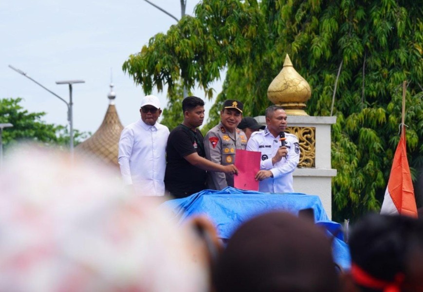 Gubernur Riau, Kapolda dan Dua Bupati Tenangkan Massa Aksi TNTN di Pekanbaru