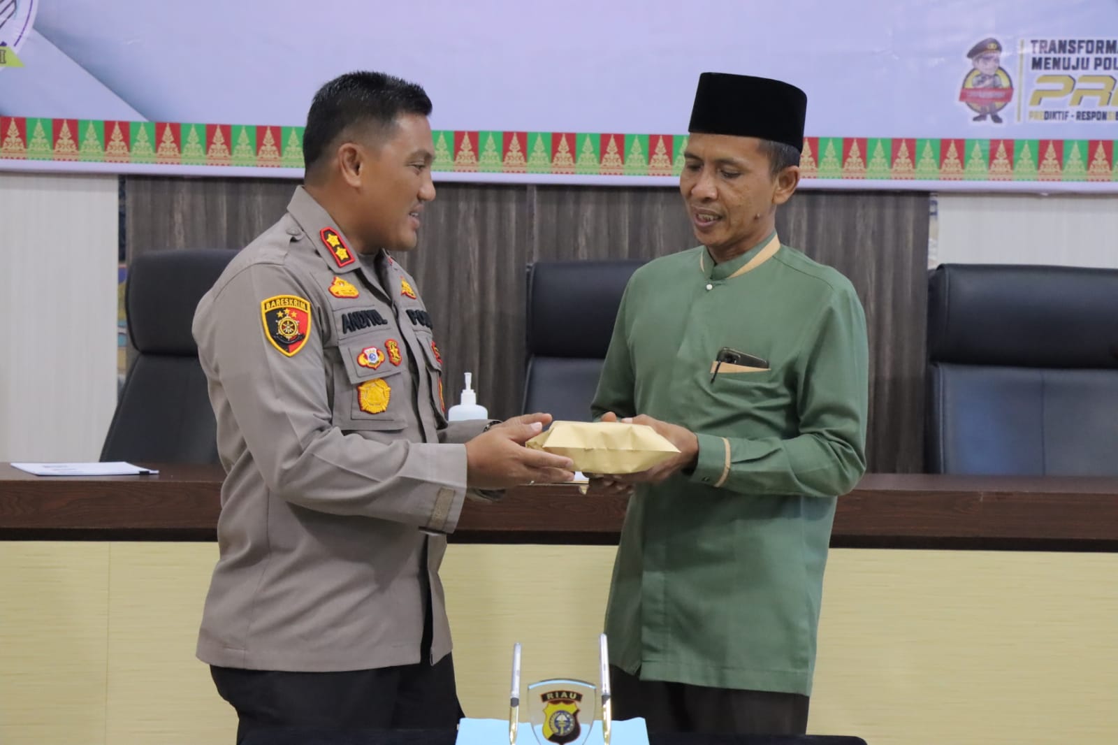 Kapolres Kepulauan Meranti Serahkan Zakat Profesi Personel