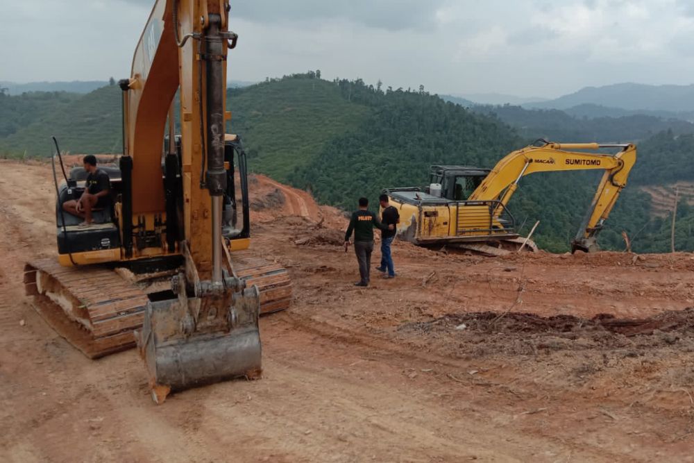 DLHK Riau Amankan Alat Berat Pembabat Hutan Lindung Siabu Kuansing