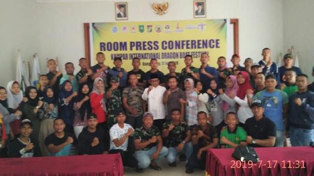 Ketua KONI Kampar Lepas Kontingen Dragon Boat Indonesia