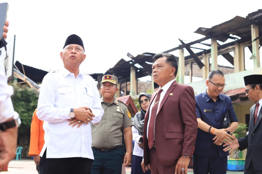 Bupati Kepulauan Meranti Tinjau Bangunan SMAN 1 Tebingtinggi yang Terbakar