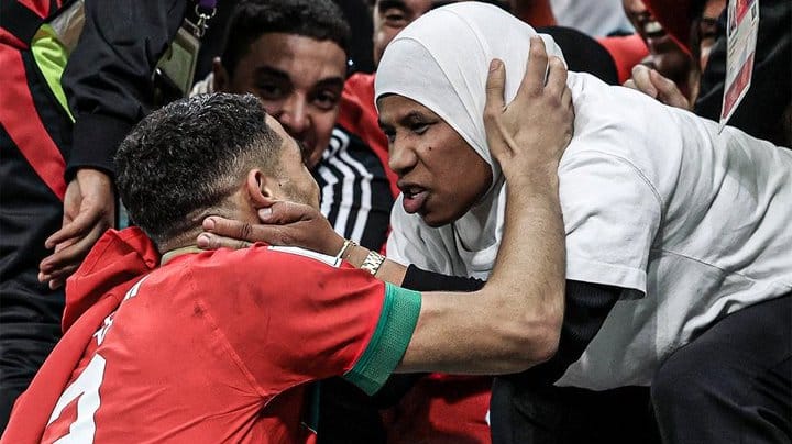 Achraf Hakimi Kembali Peluk dan Cium Sang Ibu Usai Maroko ke Perempat Final Piala Dunia 2022