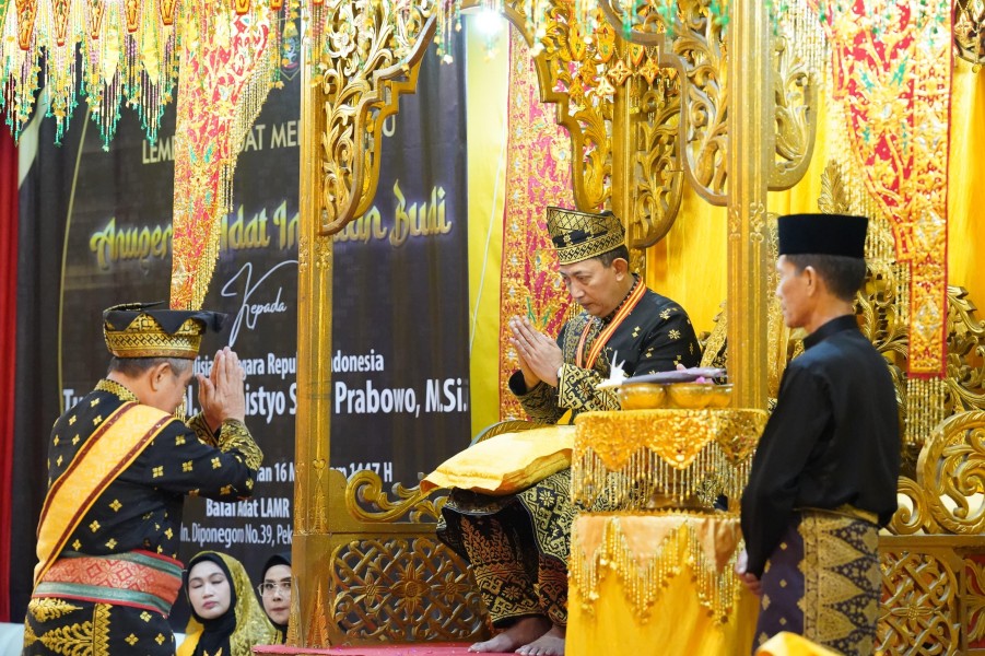 Kapolri Jenderal Listyo Sigit Terima Anugerah Adat Ingatan Budi dari LAM Riau