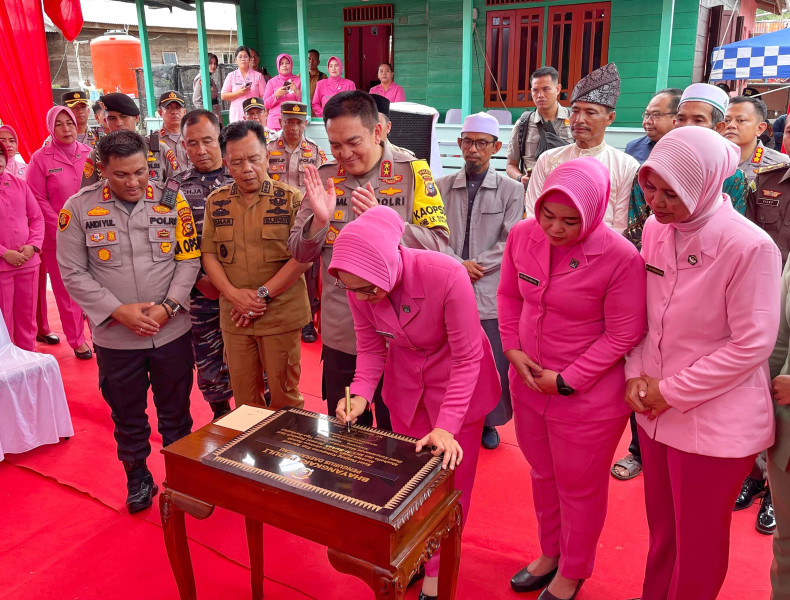 Didampingi Kapolda, Ketua Bhayangkari Daerah Riau Resmikan Bangunan MCK dan Renovasi Mushala di Kepulauan Meranti
