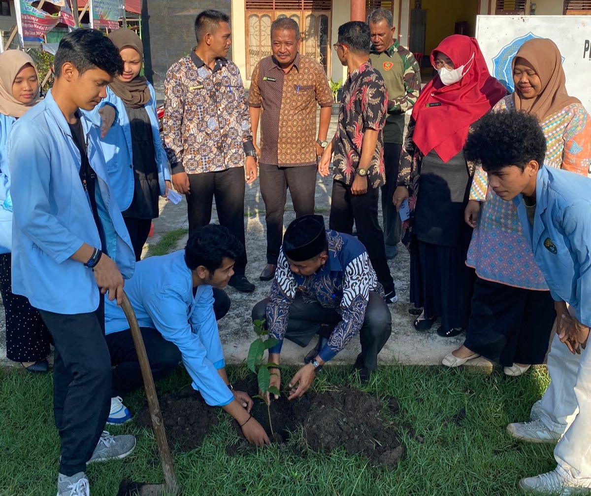 Mahasiswa KKN UNRI Sebar 500 Bibit Pohon di Desa Banglas