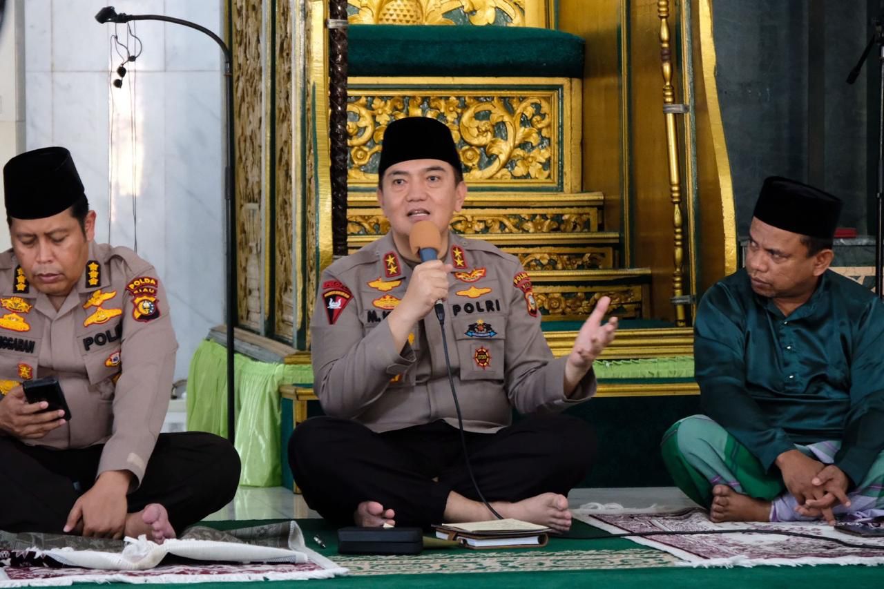 Sholat Jum’at Bersama Warga, Kapolda Riau Dengarkan dan Respon Curhatan Jamaah