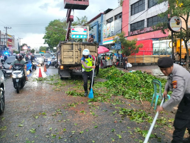 Personel Polri Turut Bersihkan Pohon Tumbang di Ruas Jalan Pekanbaru