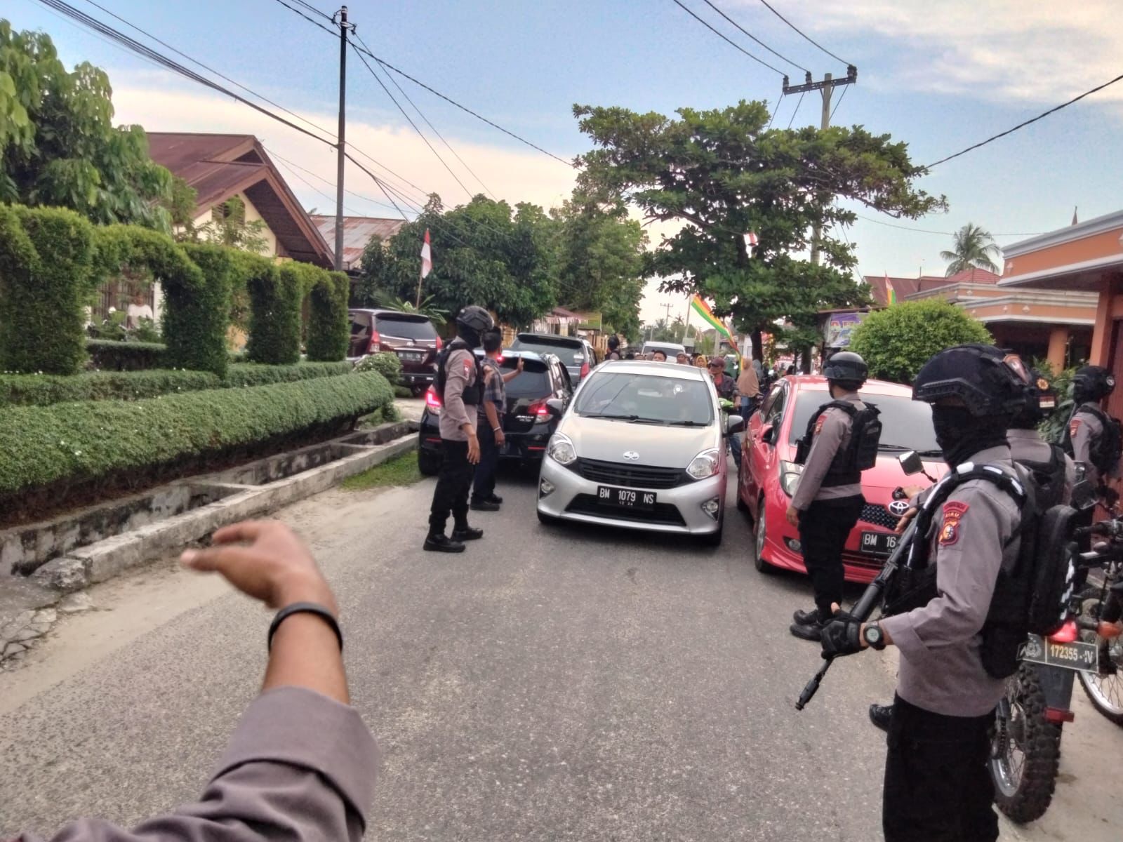 Bersenjata Lengkap, Personel Brimob Polda Riau Turun Langsung Urai Kemacetan