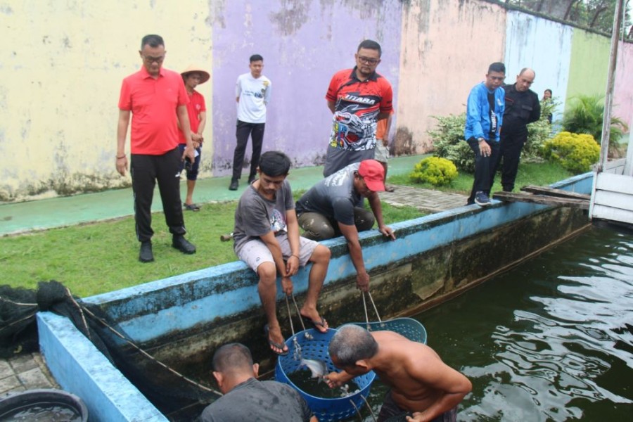 Lapas Pekanbaru Panen 2 Ton Ikan Patin, Wujud Kemandirian Warga Binaan