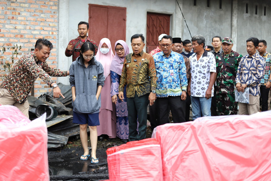 Gerak Cepat, Asmar Serahkan Bantuan Korban Kebakaran Rumah di Selatpanjang