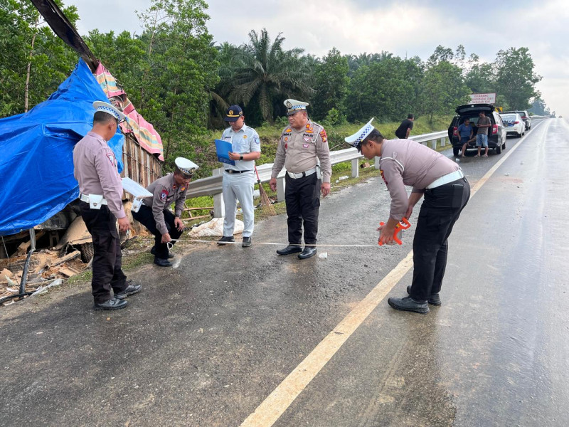 Bus Aero Tabrak Truk Tronton di Jalan Tol Pekanbaru-Dumai, 13 Penumpang Terluka