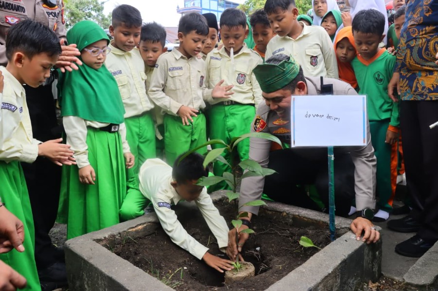 Kapolres Kepulauan Meranti Kenalkan Green Policing di SDN 02 Selatpanjang