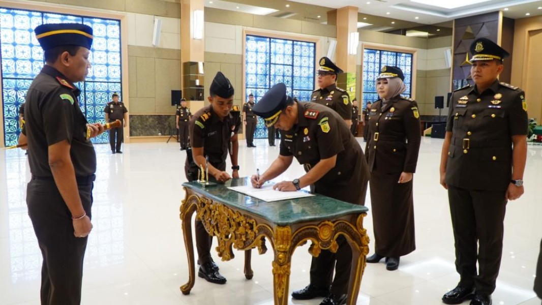 Kajati Riau Ambil Sumpah Jabatan Asisten hingga Kajari, Ini Daftar Namanya