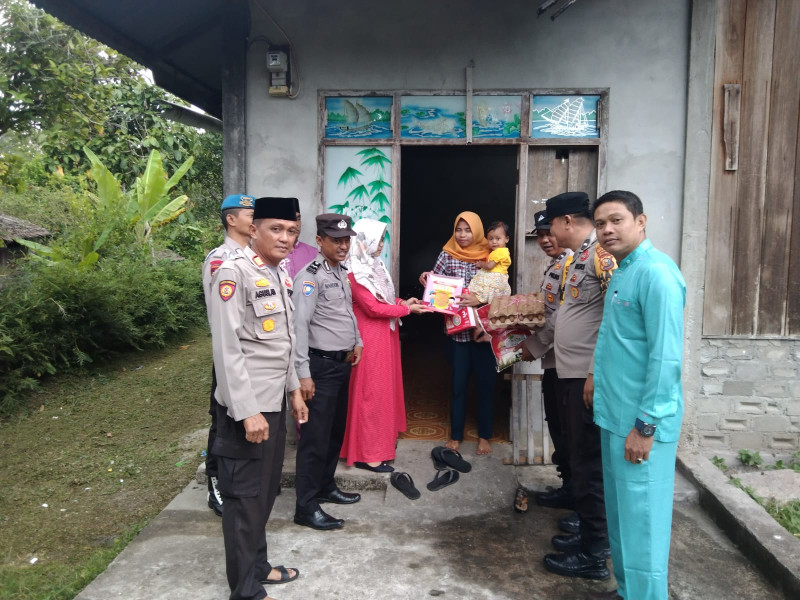 Kapolsek Merbau Kunjungi dan Berikan Bantuan Kepada Dua Balita Stunting di Teluk Belitung