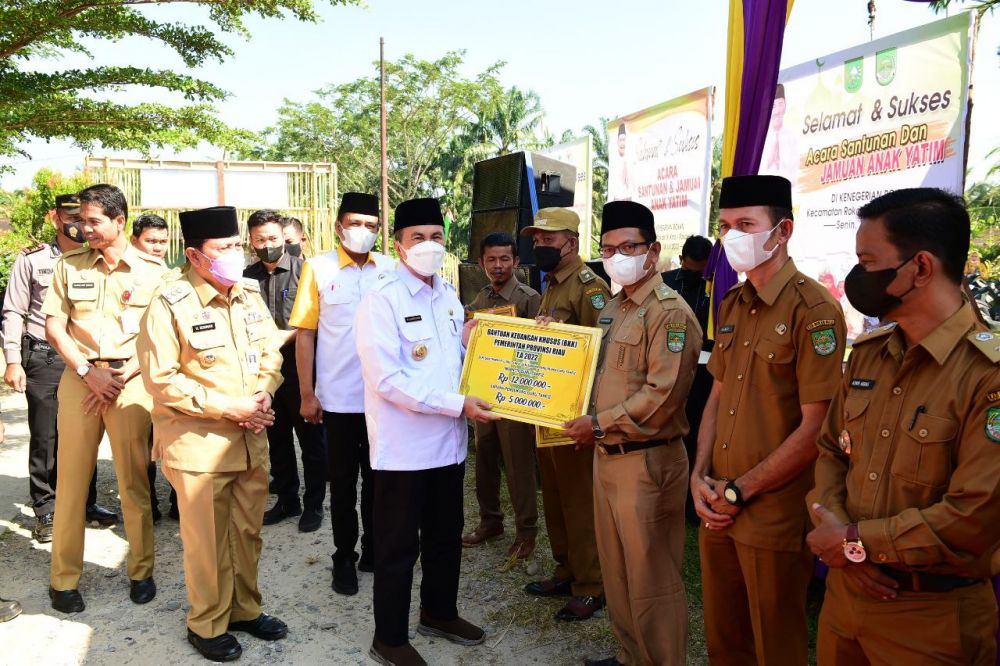 Gubernur Serahkan Bankeu Khusus Desa Saat Kunker ke Kabupaten Rokan Hulu