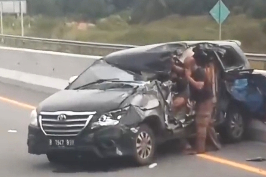 Pengendara Mobil Inova Tabrak Truk di Tol Pekanbaru - Dumai