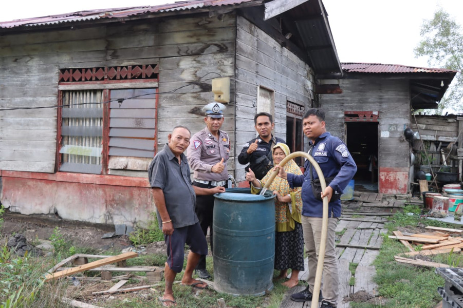 HUT Humas Polri ke-72, Polres Kepulauan Meranti Berbagi Air Bersih