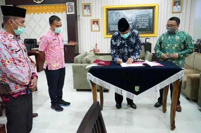 Bupati Siak Tandatangani Adendum NPHD Pilkada Kabupaten Siak