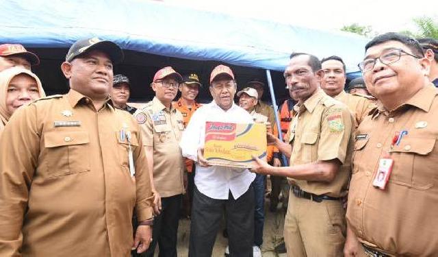 Bersama Gubernur Riau, Sekda Kampar Serahkan Bantuan Korban Banjir
