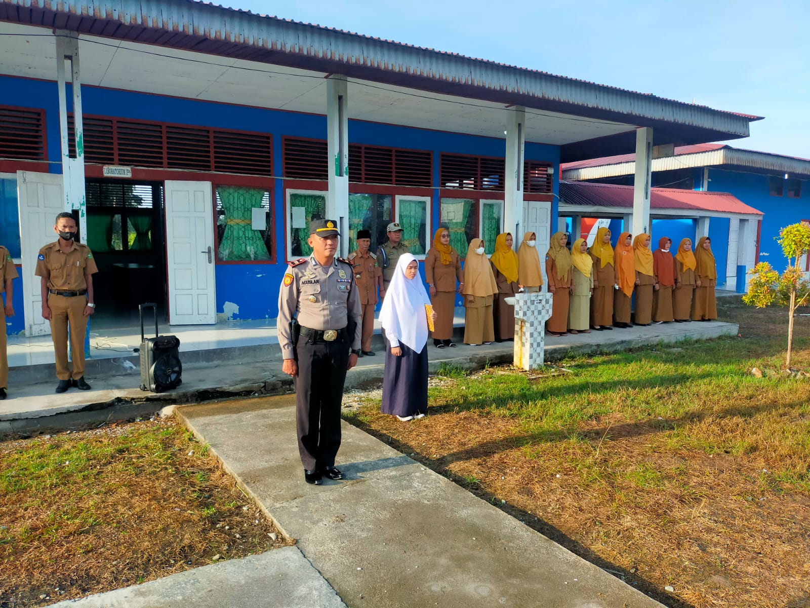 Kapolsek Aguslan Sampaikan Amanat Kepada Pelajar SMPN 1 Merbau