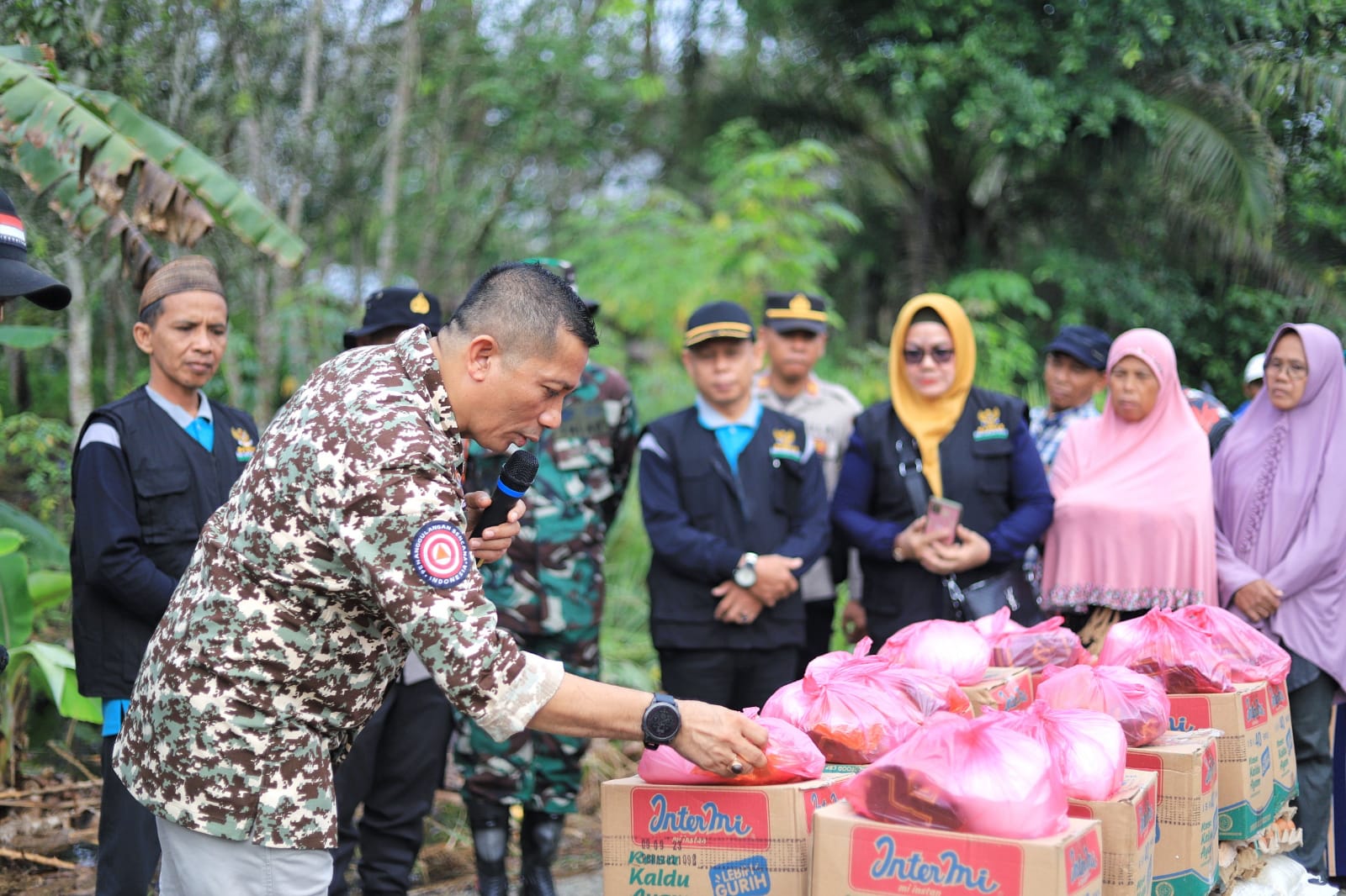 Bupati Meranti Serahkan 305 Paket Sembako untuk Warga Terdampak Banjir Kundur
