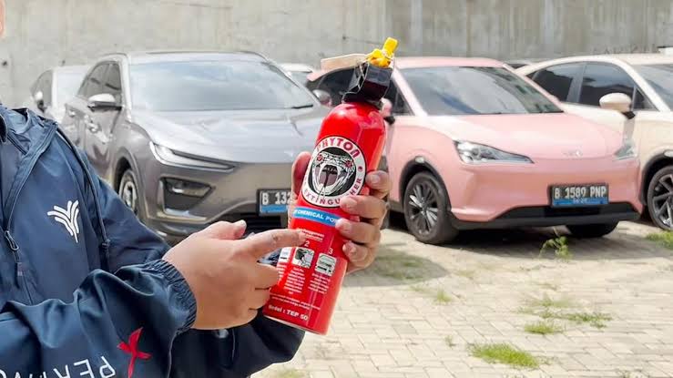 Kiat Aman Gunakan APAR Pada Mobil listrik