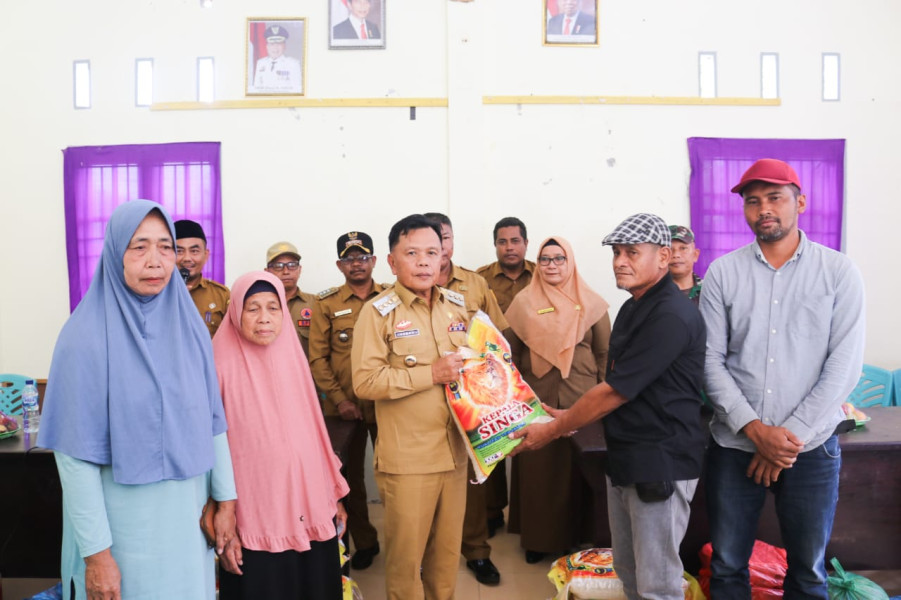 Plt Bupati Asmar Bagikan 165 Paket Sembako untuk Warga Terdampak Banjir di Alahair Timur
