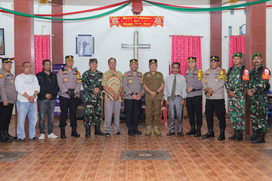 Kapolres Kepulauan Meranti bersama Plt Bupati Tinjau Pos Nataru dan Keamanan Gereja