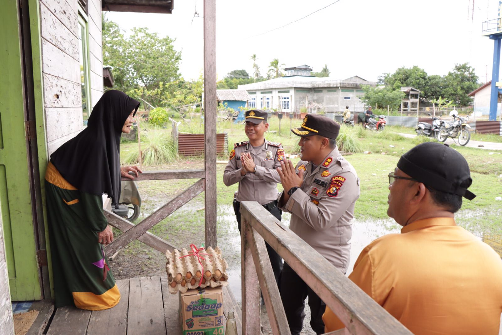 Kapolres AKBP Andi Yul Bantu Peralatan Olahraga dan Sembako kepada Warga Kuala Merbau