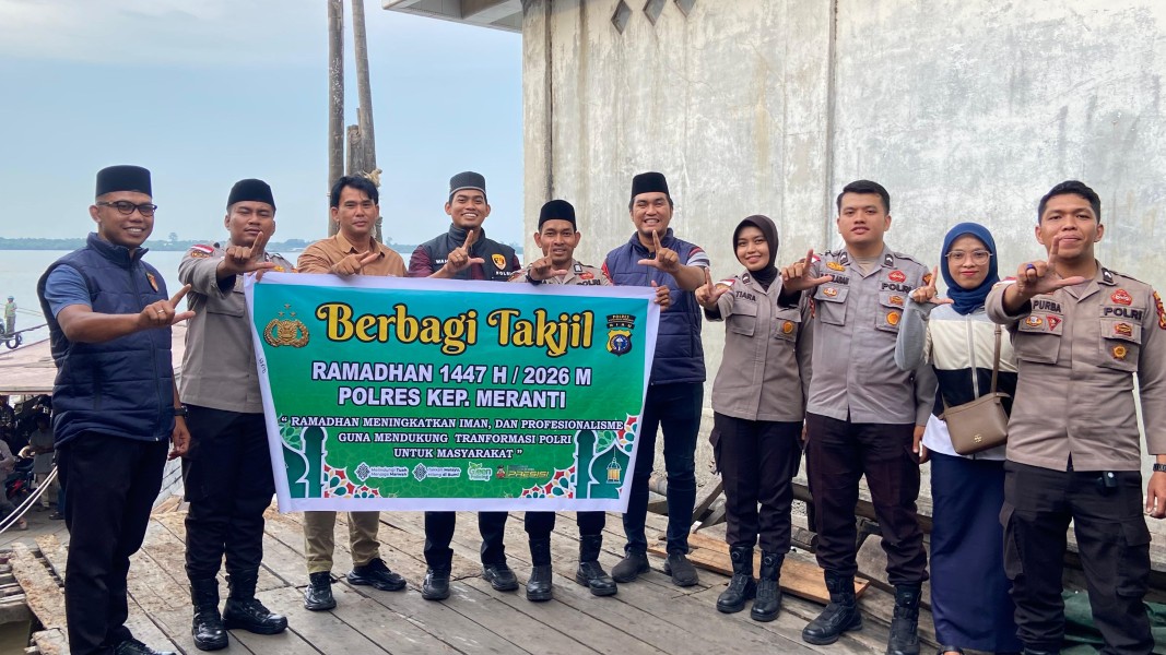 Personel Polres Kepulauan Meranti Bagikan Takjil Ramadan kepada Penumpang Kempang